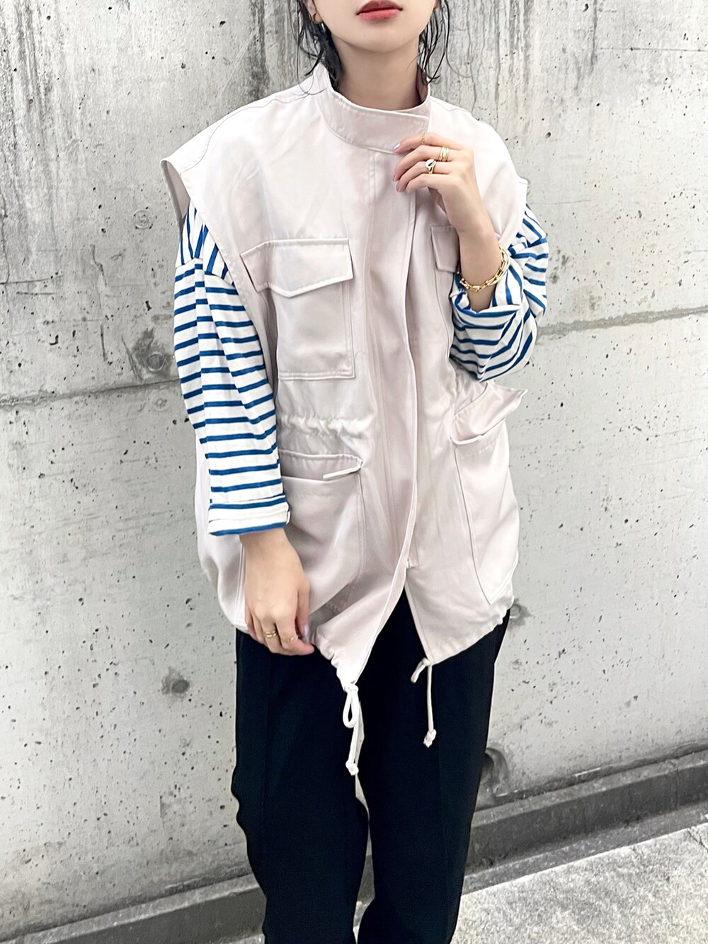 ホワイト系のベスト、ブルー系のTシャツ/カットソー、ブラック系のその他パンツを着用したレディースの春コーディネートの3枚目の写真