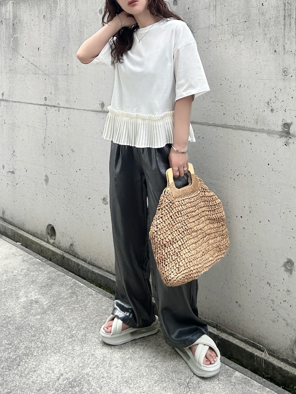 「PR、タイアップ、OPAQUE.CLIP、オペークドットクリップ、白Tシャツ、白トップス、プリーツ、ドッキングトップス、ホワイト、シンプルコーデ、メタリック、サンダル、NIKE、かごバッグ、厚底サンダル」｜「OPAQUE.CLIPのプリーツデザインドッキングトップス【洗濯機洗い可】（Tシャツ/カットソー、ホワイト系）」を使った、KASUMIさん（レディース・161cm）の春コーディネートの2枚目の写真