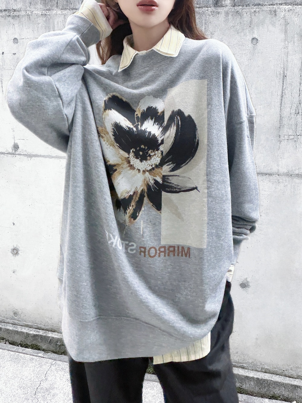 グレー系のスウェット、イエロー系のシャツ/ブラウス、グレー系のその他パンツを着用したレディースの秋コーディネートの4枚目の写真