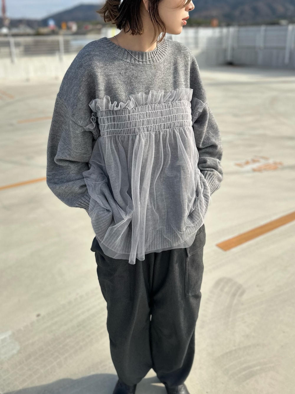 グレー系のニット/セーター、ブラック系のブーツ、その他のその他を着用したレディースの冬コーディネートの3枚目の写真