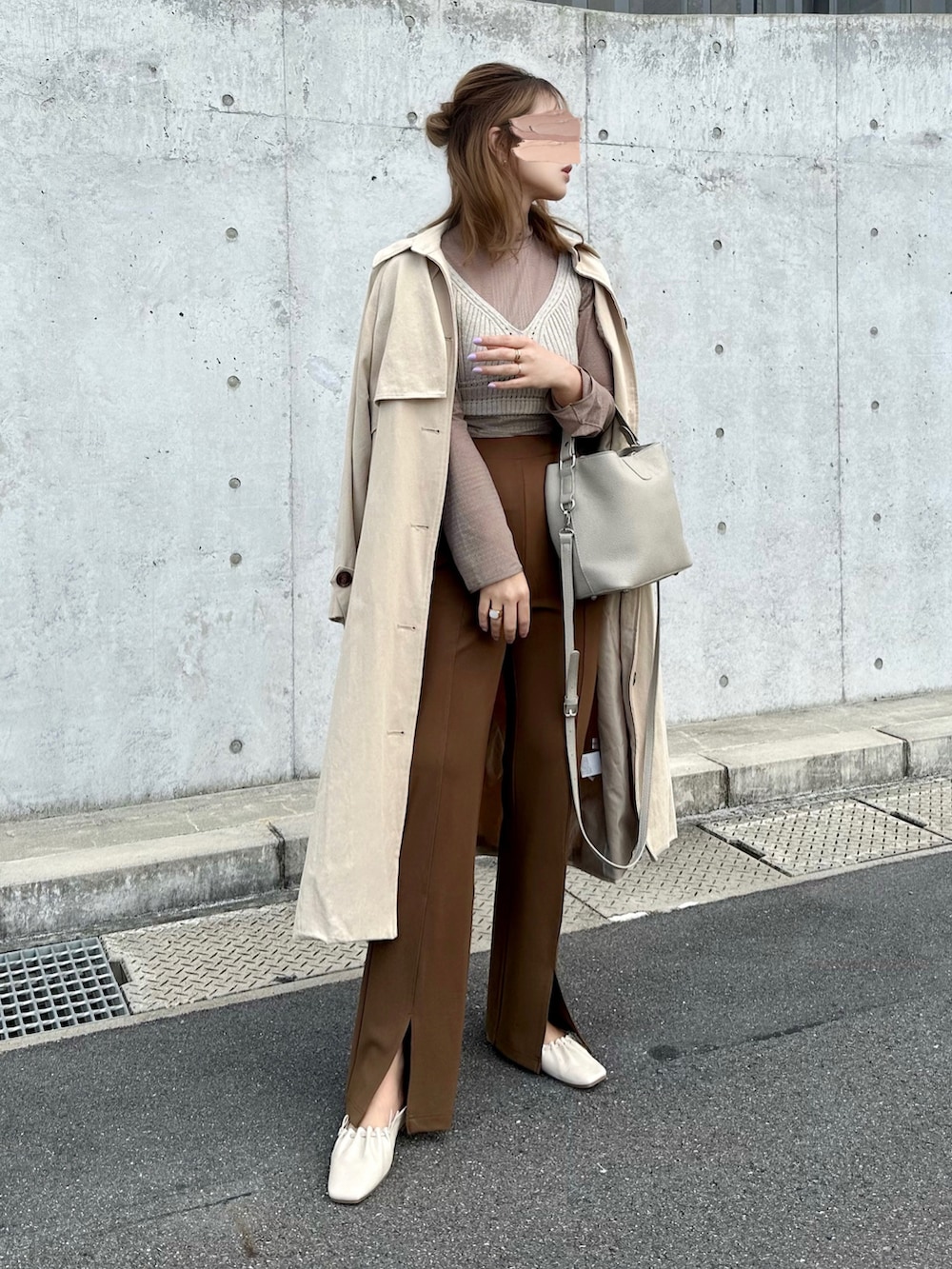 グリーン系のその他パンツ、ベージュ系のステンカラーコート、ベージュ系のトップスを着用したレディースの秋コーディネートの3枚目の写真