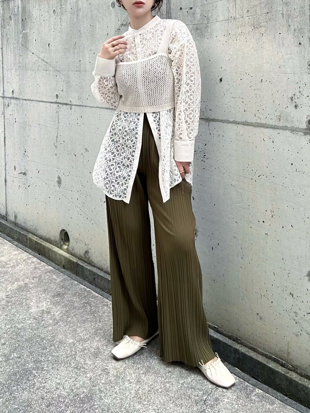 グリーン系のその他パンツ、その他のその他を着用したレディースの夏コーディネートの3枚目の写真