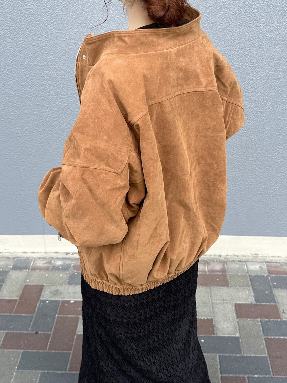 ブラウン系のブルゾン、ベージュ系のスニーカーを着用したレディースの秋コーディネートの5枚目の写真