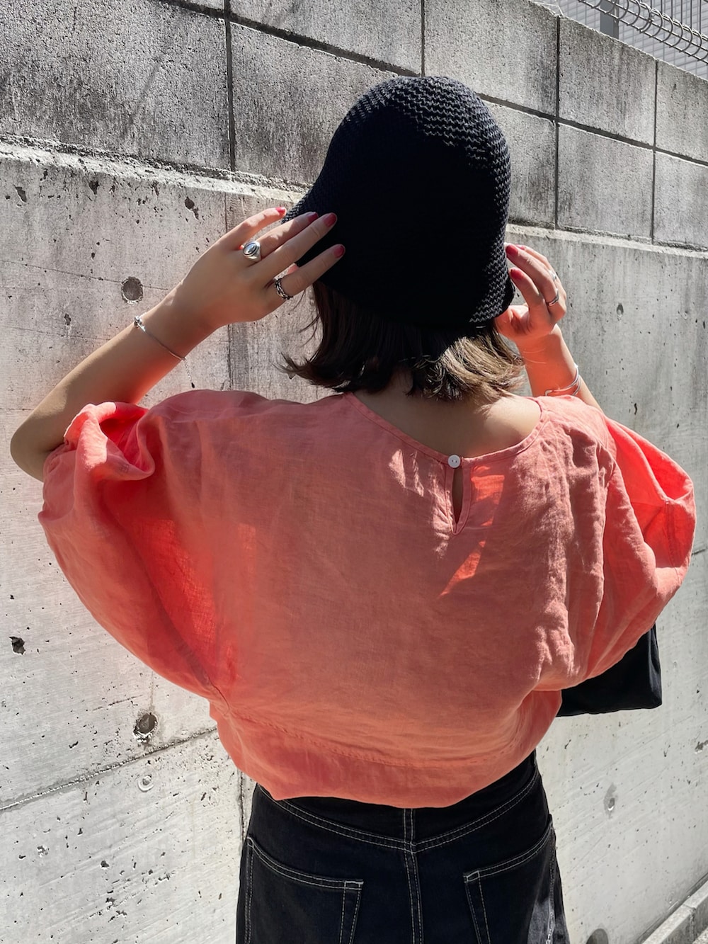 「休日スタイル、春夏コーデ、春服コーデ、大人かわいい、春カラー、大人女子、ボリューム袖、オレンジ、春色、ブラウス、黒デニム、アーバンリサーチドアーズ、URBAN RESEARCH DOORS、PR、バケットハット」｜「URBAN RESEARCH DOORSのリネンバルーンスリーブブラウス（シャツ/ブラウス、ピンク系）」を使った、KASUMIさん（レディース・161cm）の春コーディネートの4枚目の写真