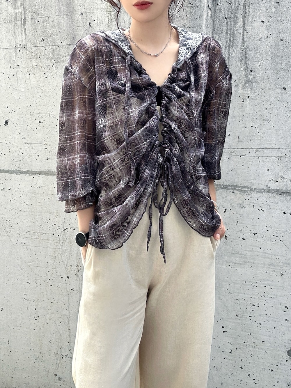 ブラック系のTシャツ/カットソー、ホワイト系のサロペット/オーバーオール、ブラック系のショルダーバッグを着用したレディースの夏コーディネートの3枚目の写真