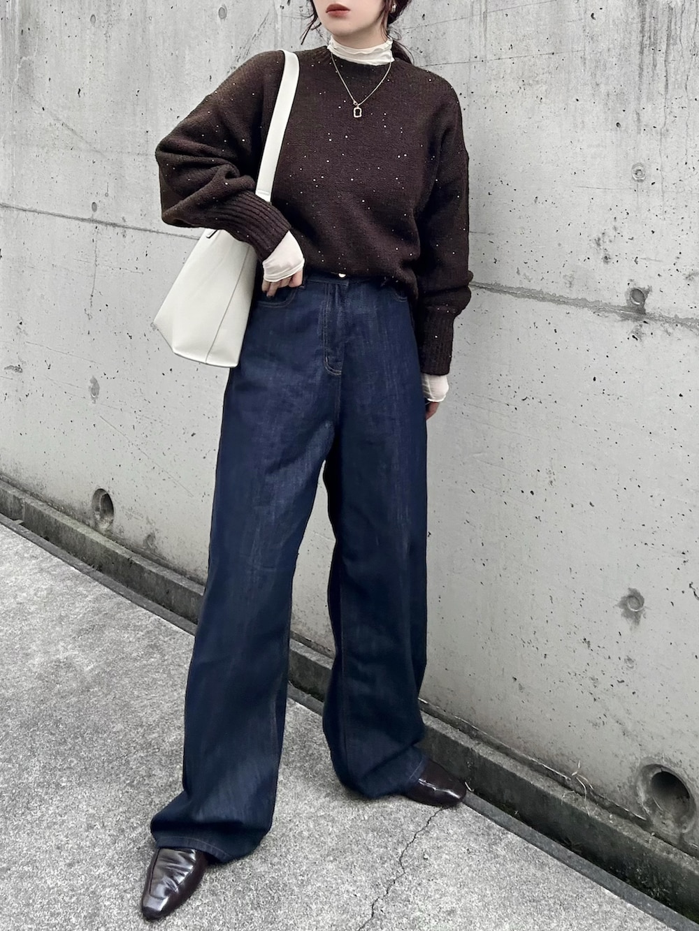 「PR、タイアップ、OPAQUE.CLIP、OPAQUE CLIP、オペークドットクリップ、冬ニット、ニット、スパンコール、スパンコール二ット、ブラウンニット、ブラウン、最近のいい感じコーデ、レイヤードスタイル、ワイドデニム、デニムパンツ」｜「OPAQUE.CLIPのスパンコールラメ ミドルゲージニット（ニット/セーター、ブラウン系）」を使った、KASUMIさん（レディース・161cm）の秋コーディネートの2枚目の写真