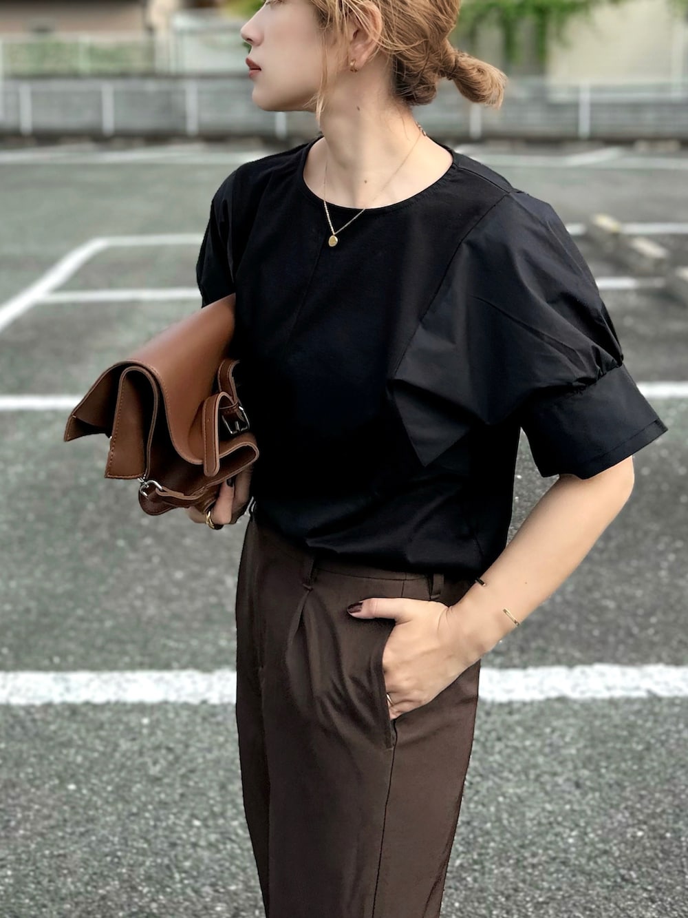 ブラック系のTシャツ/カットソー、ブラウン系のその他パンツ、ブラウン系のバッグを着用したレディースの夏コーディネートの3枚目の写真