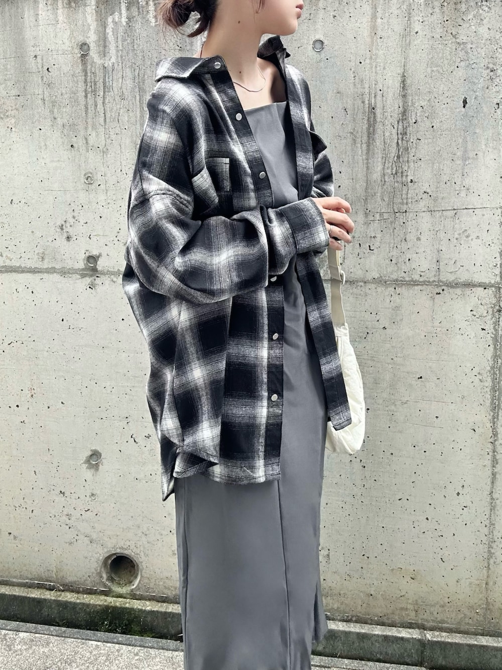 ブラック系のシャツ/ブラウス、ブラック系のブーツ、グレー系のワンピースを着用したレディースの秋コーディネートの4枚目の写真