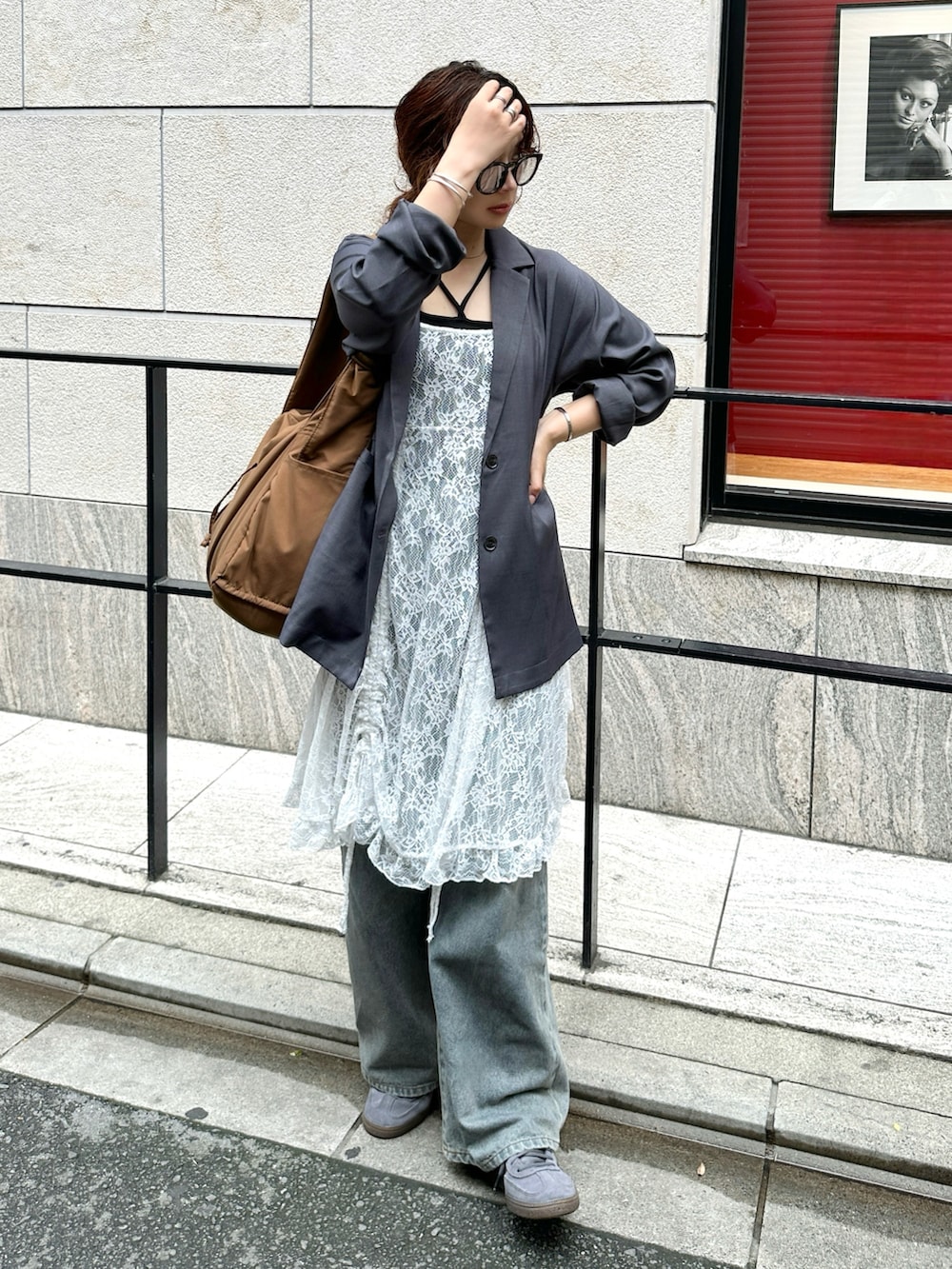 ホワイト系のチュニック、グレー系のテーラードジャケット、ブラック系のキャミソールを着用したレディースの春コーディネートの2枚目の写真