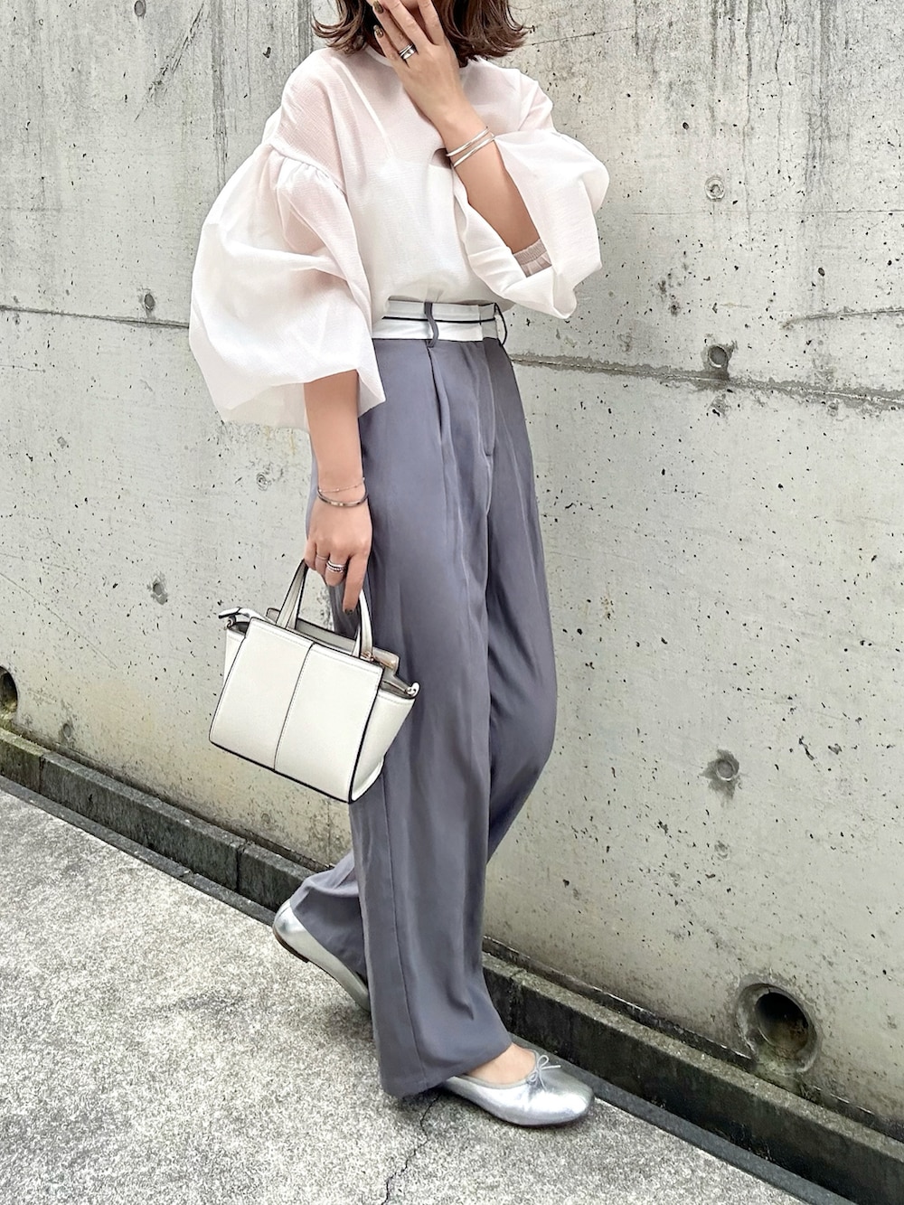 ホワイト系のシャツ/ブラウス、グレー系のその他パンツ、シルバー系のバレエシューズを着用したレディースの春コーディネートの4枚目の写真