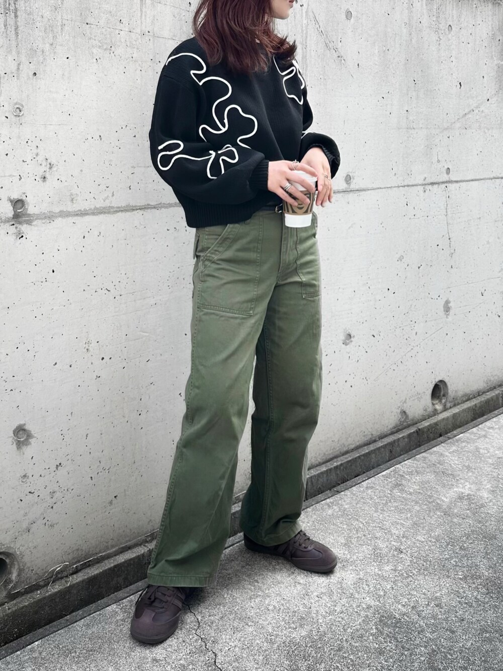 ブラック系のニット/セーター、グリーン系のその他パンツ、ブラウン系のスニーカーを着用したレディースの冬コーディネートの2枚目の写真