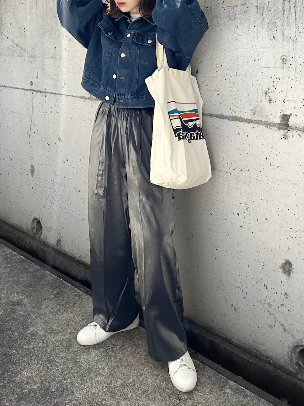 ブルー系のデニムジャケット、ホワイト系のTシャツ/カットソー、ブラック系のその他パンツを着用したレディースの春コーディネートの3枚目の写真