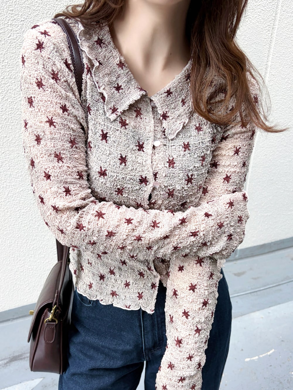 グレー系のカーディガン/ボレロ、ブルー系のデニムパンツ、ブラウン系のショルダーバッグを着用したレディースの夏コーディネートの3枚目の写真
