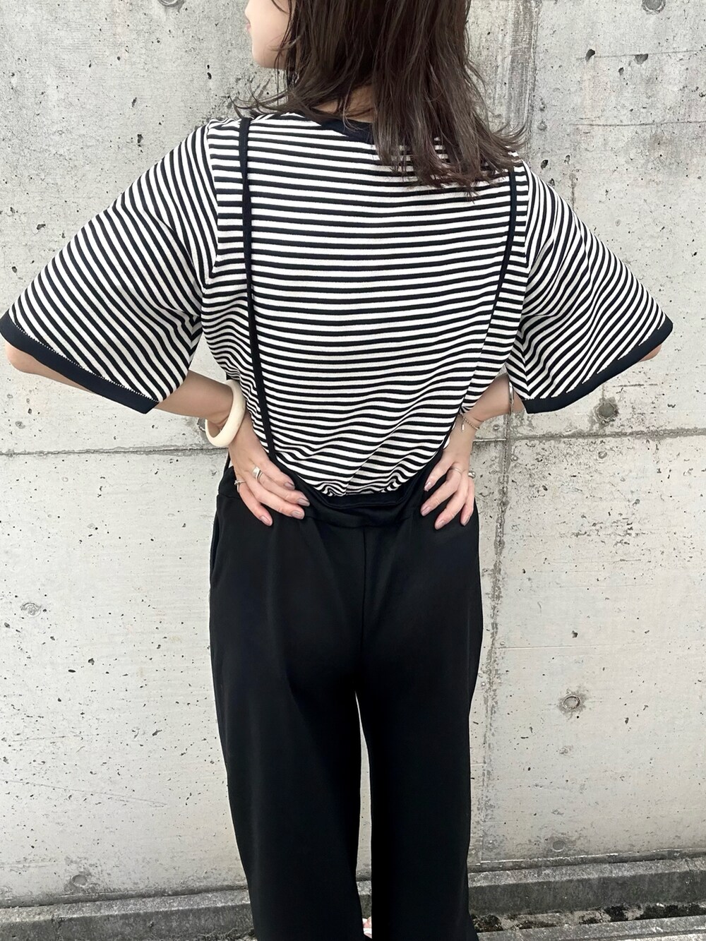 ベージュ系のニット/セーター、ホワイト系のサンダルを着用したレディースの夏コーディネートの5枚目の写真