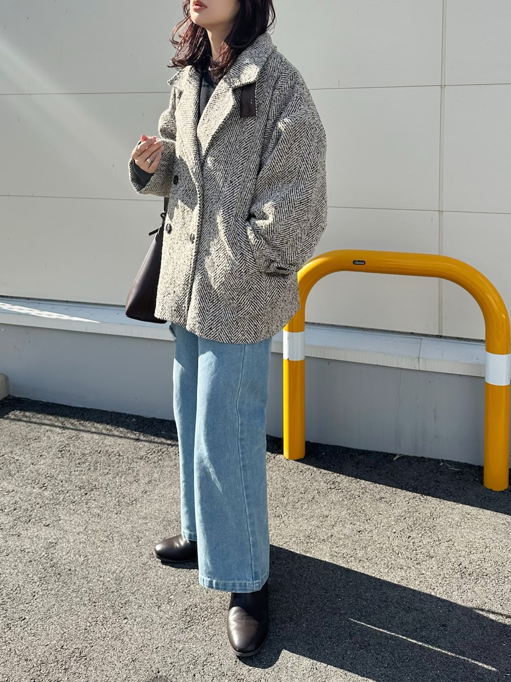 「PR、タイアップ、notch.、コート、Pコート、へリンボーン、オーバーサイズ、ゆったりシルエット、冬アウター、最近のいい感じコーデ、休日スタイル、デニムパンツ、ショートブーツ、大人女子、きれいめカジュアル」｜「notch.の【 notch.by yui 】ヘリンボーンＰコート（ピーコート、ブラウン系）」を使った、KASUMIさん（レディース・161cm）の冬コーディネートの3枚目の写真