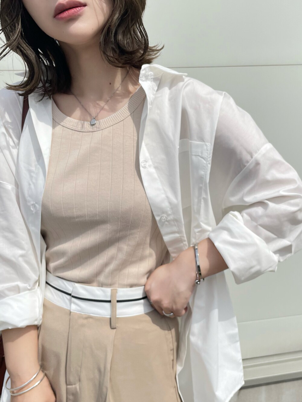 ホワイト系のシャツ/ブラウス、ベージュ系のタンクトップ、ベージュ系のその他パンツを着用したレディースの春コーディネートの5枚目の写真