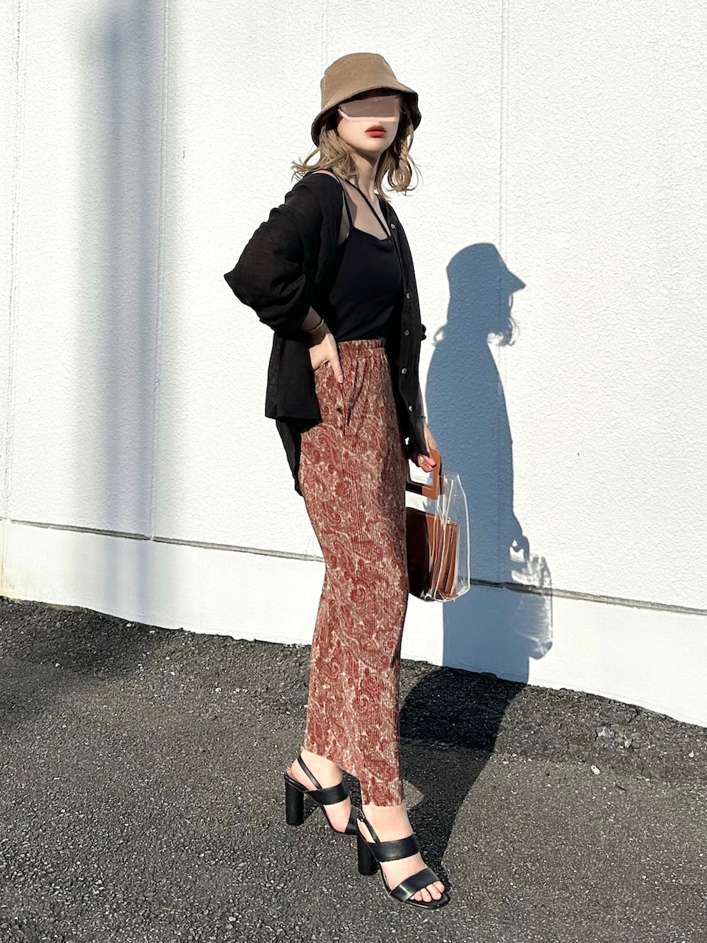 ブラック系のシャツ/ブラウス、ベージュ系のスカート、ブラウン系のバッグを着用したレディースの夏コーディネートの2枚目の写真