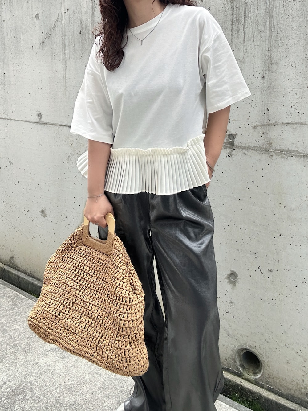 「PR、タイアップ、OPAQUE.CLIP、オペークドットクリップ、白Tシャツ、白トップス、プリーツ、ドッキングトップス、ホワイト、シンプルコーデ、メタリック、サンダル、NIKE、かごバッグ、厚底サンダル」｜「OPAQUE.CLIPのプリーツデザインドッキングトップス【洗濯機洗い可】（Tシャツ/カットソー、ホワイト系）」を使った、KASUMIさん（レディース・161cm）の春コーディネートの3枚目の写真