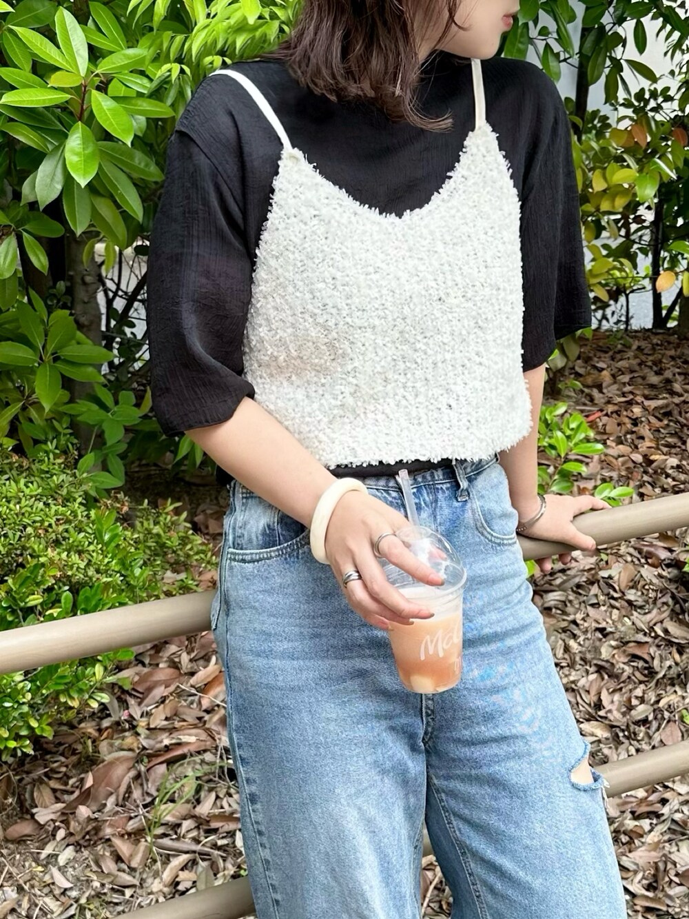 ホワイト系のベスト、ブラック系のシャツ/ブラウス、ブルー系のデニムパンツを着用したレディースの夏コーディネートの5枚目の写真