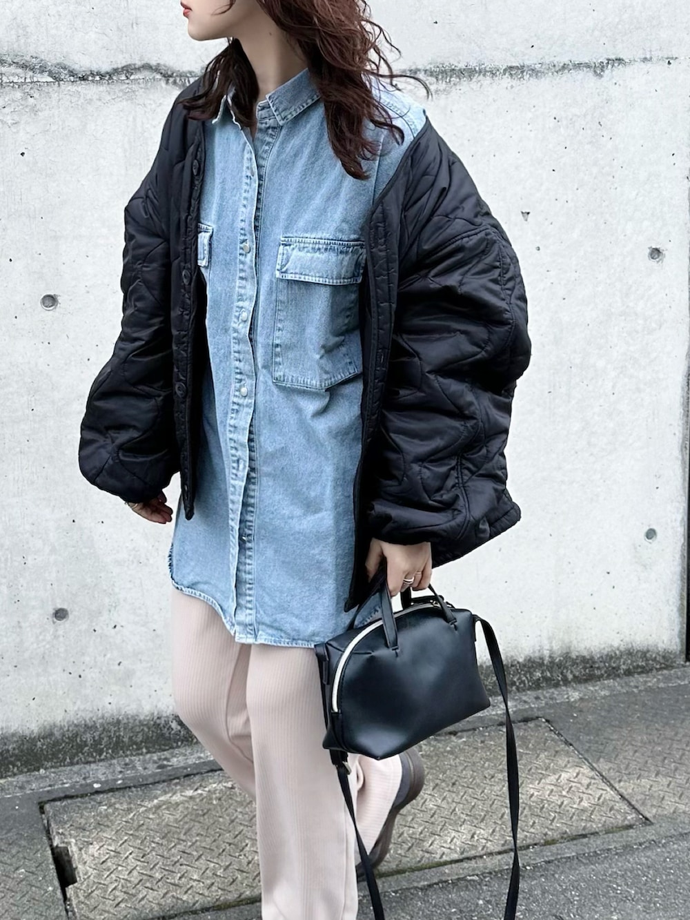 ブルー系のシャツ/ブラウス、ブラック系のノーカラージャケット、ベージュ系のその他パンツを着用したレディースの春コーディネートの3枚目の写真