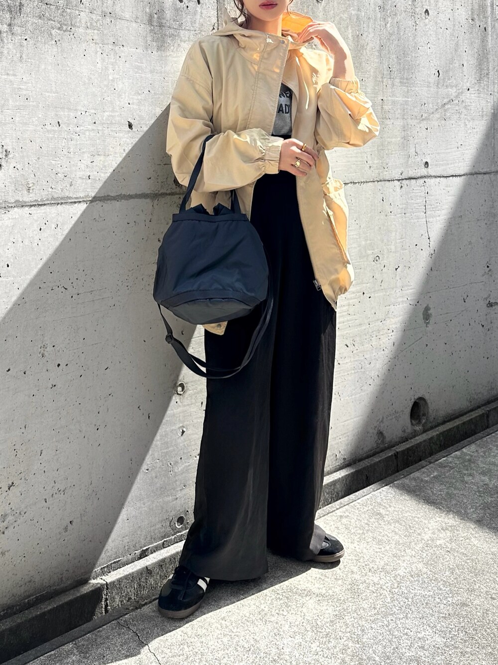 「PR、タイアップ、ANGIE VINTAGE、ANGIE、angie_vintage、angie_ootd、マウンテンパーカー、ナイロンジャケット、ライトアウター、春アウター、春服みてみて、オトナカジュアル、オールインワン、ロゴT、スニーカー」｜「ANGIEのナイロンマウンテンパーカー（マウンテンパーカー、ベージュ系）」を使った、KASUMIさん（レディース・161cm）の春コーディネートの2枚目の写真