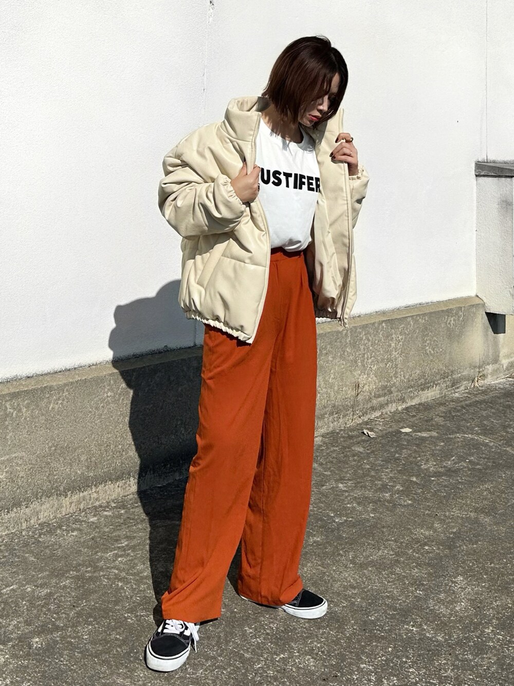 ホワイト系のダウンジャケット/コート、ホワイト系のTシャツ/カットソー、ブラウン系のその他パンツを着用したレディースの秋コーディネートの3枚目の写真