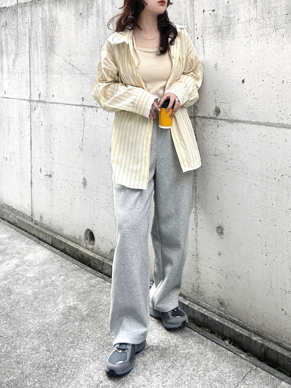 イエロー系のシャツ/ブラウス、ホワイト系のキャミソール、グレー系のスニーカーを着用したレディースの冬コーディネートの2枚目の写真