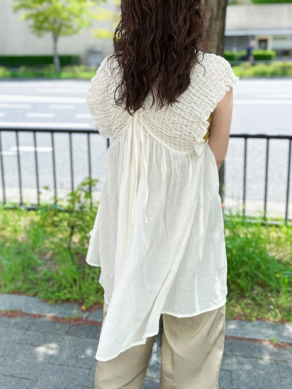 ホワイト系のワンピース、ベージュ系のその他パンツ、ホワイト系のバッグを着用したレディースの春コーディネートの5枚目の写真