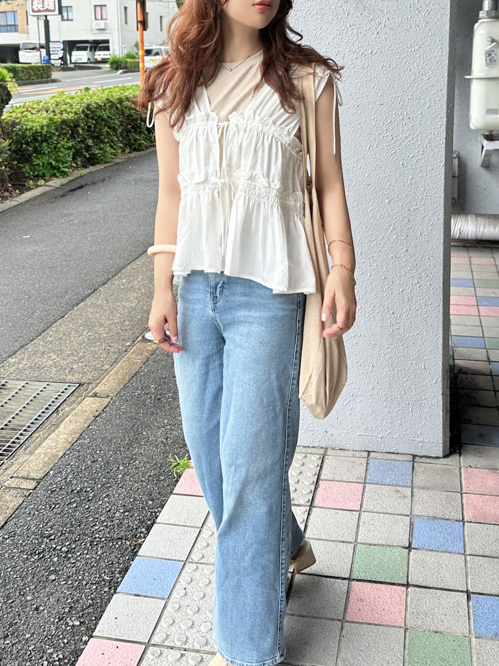 ホワイト系のシャツ/ブラウス、ブルー系のデニムパンツ、ベージュ系のサンダルを着用したレディースの夏コーディネートの2枚目の写真