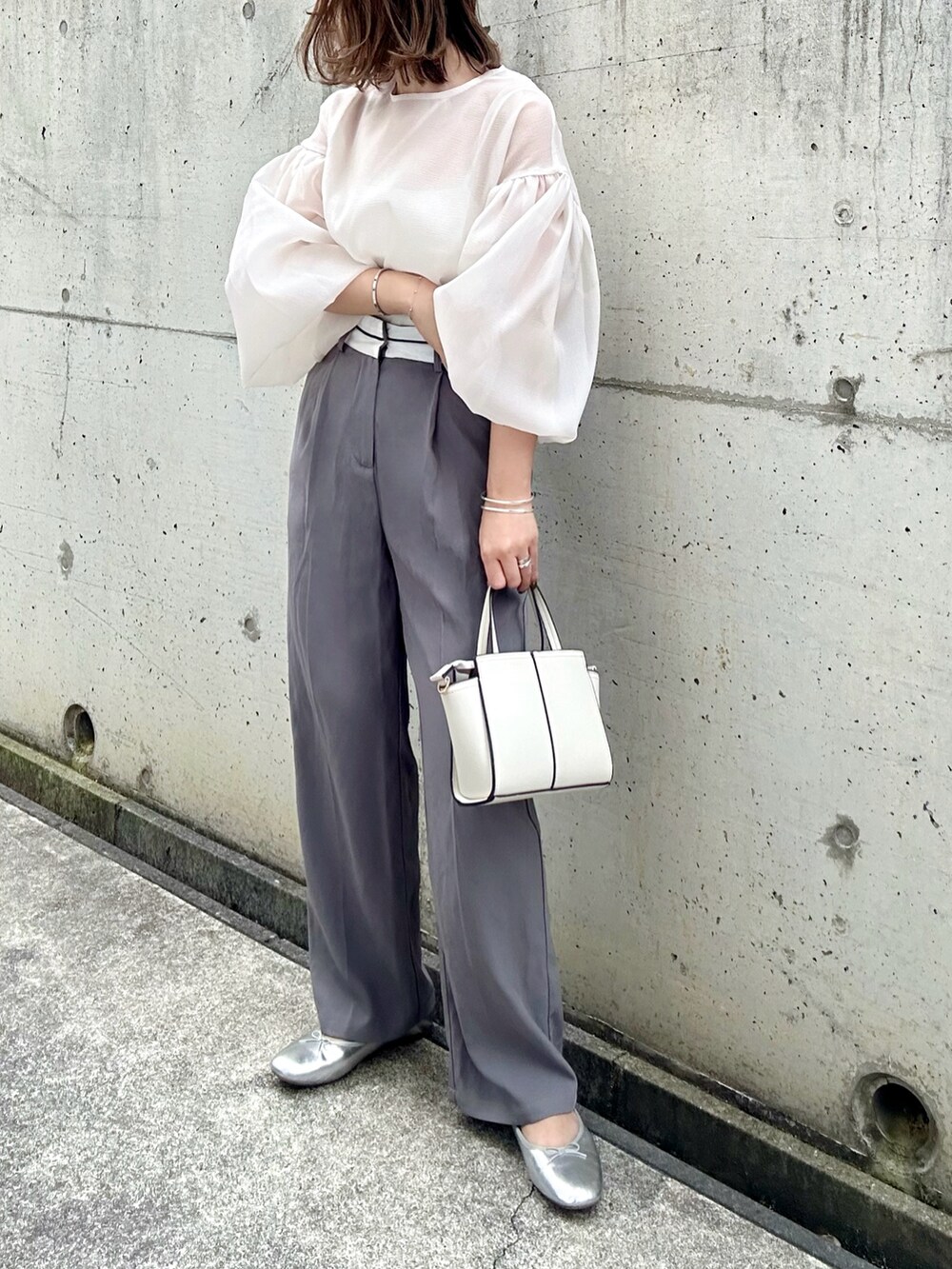 ホワイト系のシャツ/ブラウス、グレー系のその他パンツ、シルバー系のバレエシューズを着用したレディースの春コーディネートの2枚目の写真