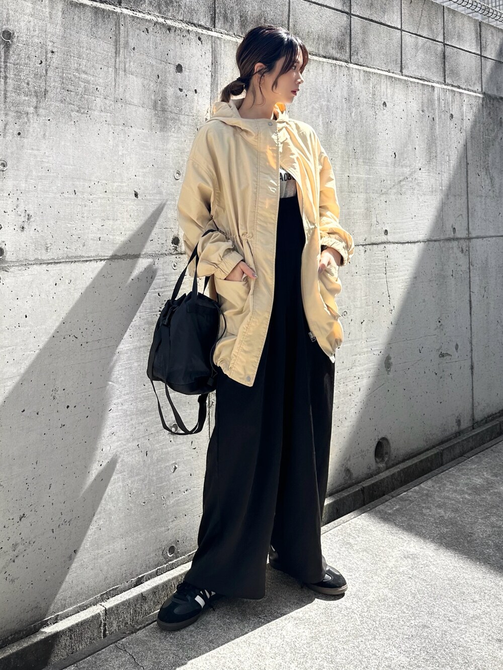 「PR、タイアップ、ANGIE VINTAGE、ANGIE、angie_vintage、angie_ootd、マウンテンパーカー、ナイロンジャケット、ライトアウター、春アウター、春服みてみて、オトナカジュアル、オールインワン、ロゴT、スニーカー」｜「ANGIEのナイロンマウンテンパーカー（マウンテンパーカー、ベージュ系）」を使った、KASUMIさん（レディース・161cm）の春コーディネートの3枚目の写真