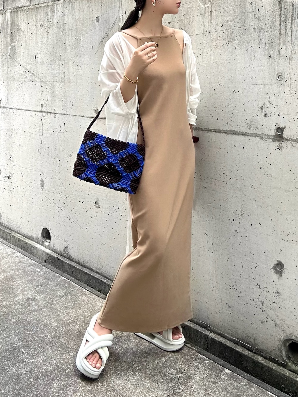 ベージュ系のワンピース、ホワイト系のシャツ/ブラウス、ブラウン系のバッグを着用したレディースの夏コーディネートの2枚目の写真