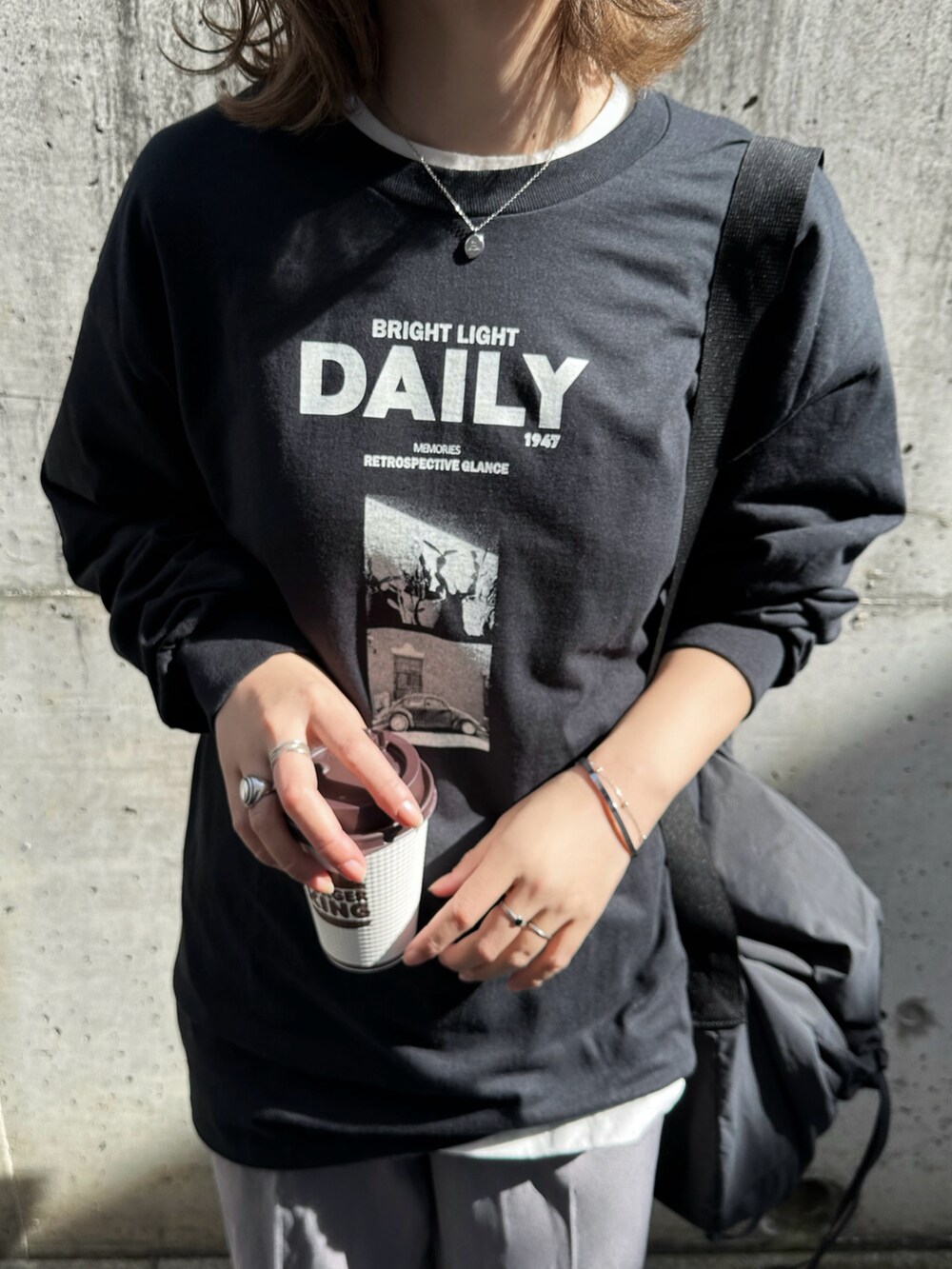 ブラック系のTシャツ/カットソー、グレー系のその他パンツ、ホワイト系のTシャツ/カットソーを着用したレディースの冬コーディネートの3枚目の写真