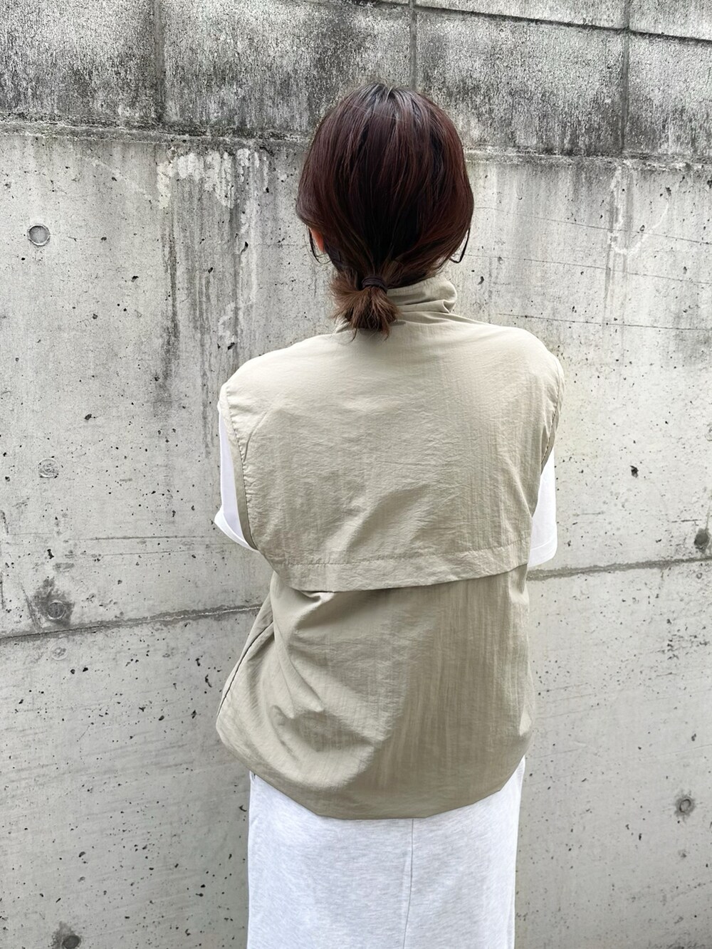 その他のベスト、ホワイト系のTシャツ/カットソー、ホワイト系のスカートを着用したレディースの夏コーディネートの5枚目の写真