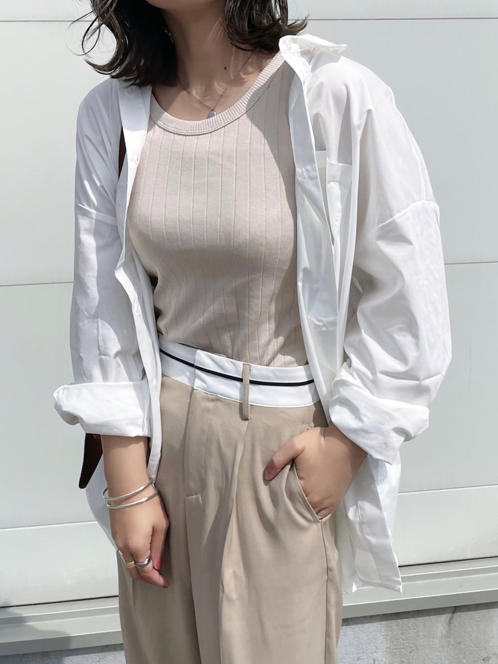 ホワイト系のシャツ/ブラウス、ベージュ系のタンクトップ、ベージュ系のその他パンツを着用したレディースの春コーディネートの4枚目の写真