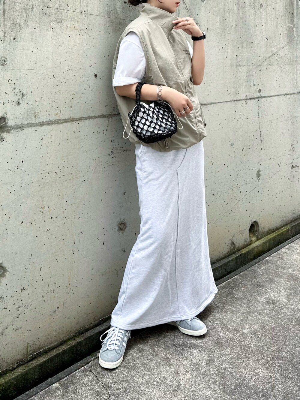 その他のベスト、ホワイト系のTシャツ/カットソー、ホワイト系のスカートを着用したレディースの夏コーディネートの3枚目の写真