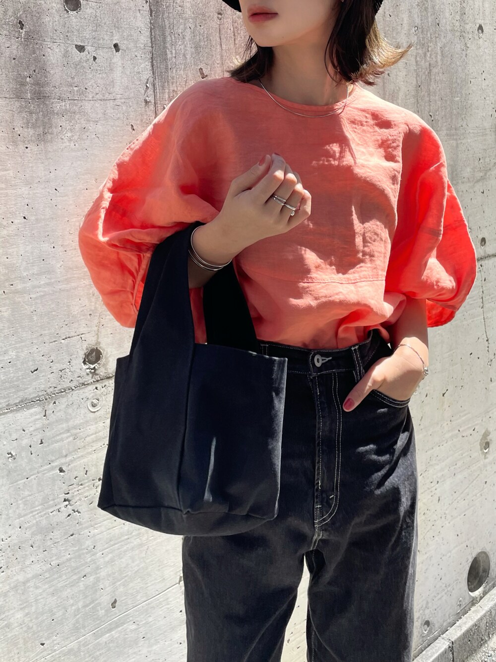 「休日スタイル、春夏コーデ、春服コーデ、大人かわいい、春カラー、大人女子、ボリューム袖、オレンジ、春色、ブラウス、黒デニム、アーバンリサーチドアーズ、URBAN RESEARCH DOORS、PR、バケットハット」｜「URBAN RESEARCH DOORSのリネンバルーンスリーブブラウス（シャツ/ブラウス、ピンク系）」を使った、KASUMIさん（レディース・161cm）の春コーディネートの3枚目の写真