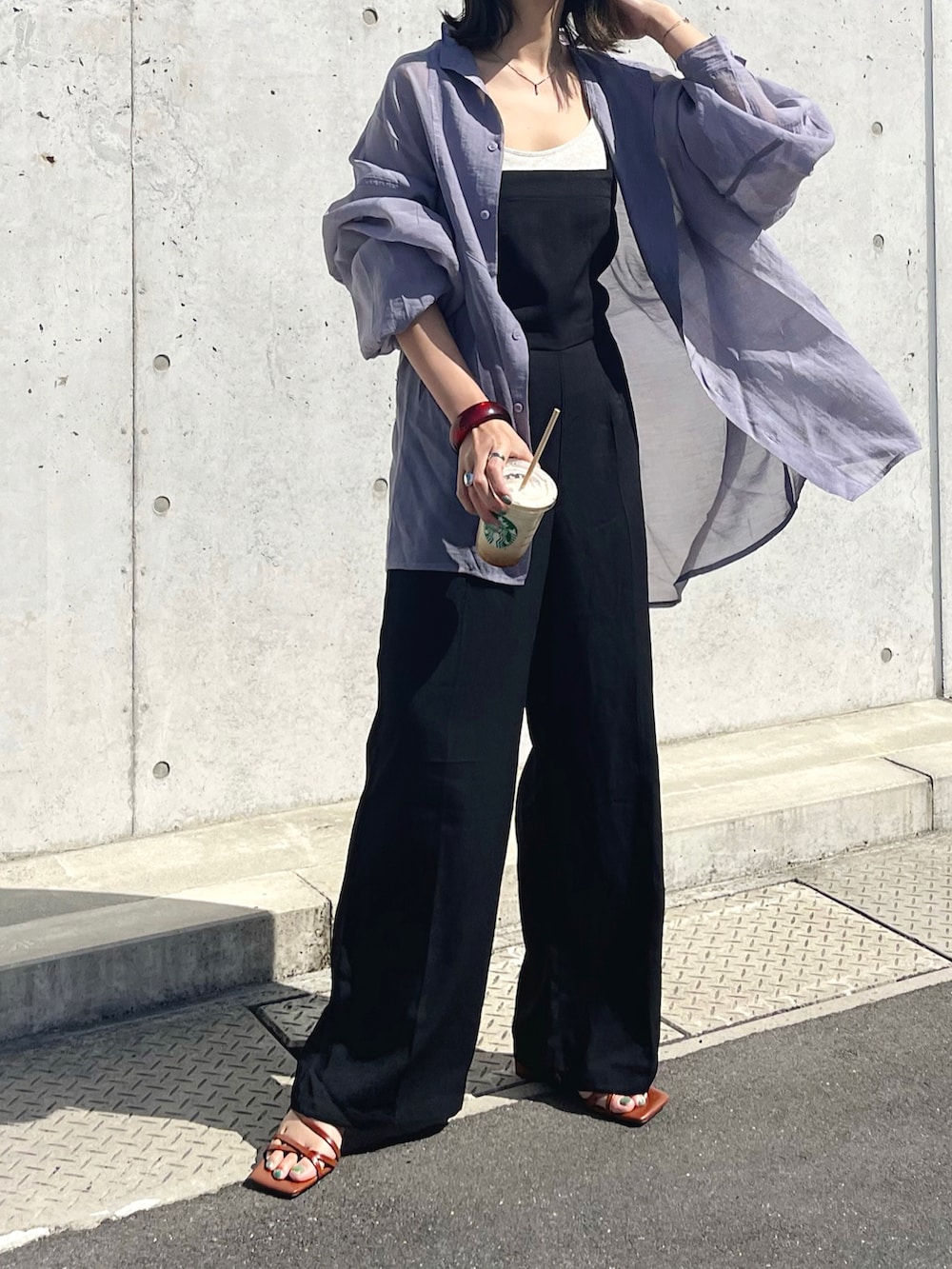 パープル系のシャツ/ブラウス、ブラック系のサロペット/オーバーオール、ホワイト系のキャミソールを着用したレディースの春コーディネートの3枚目の写真