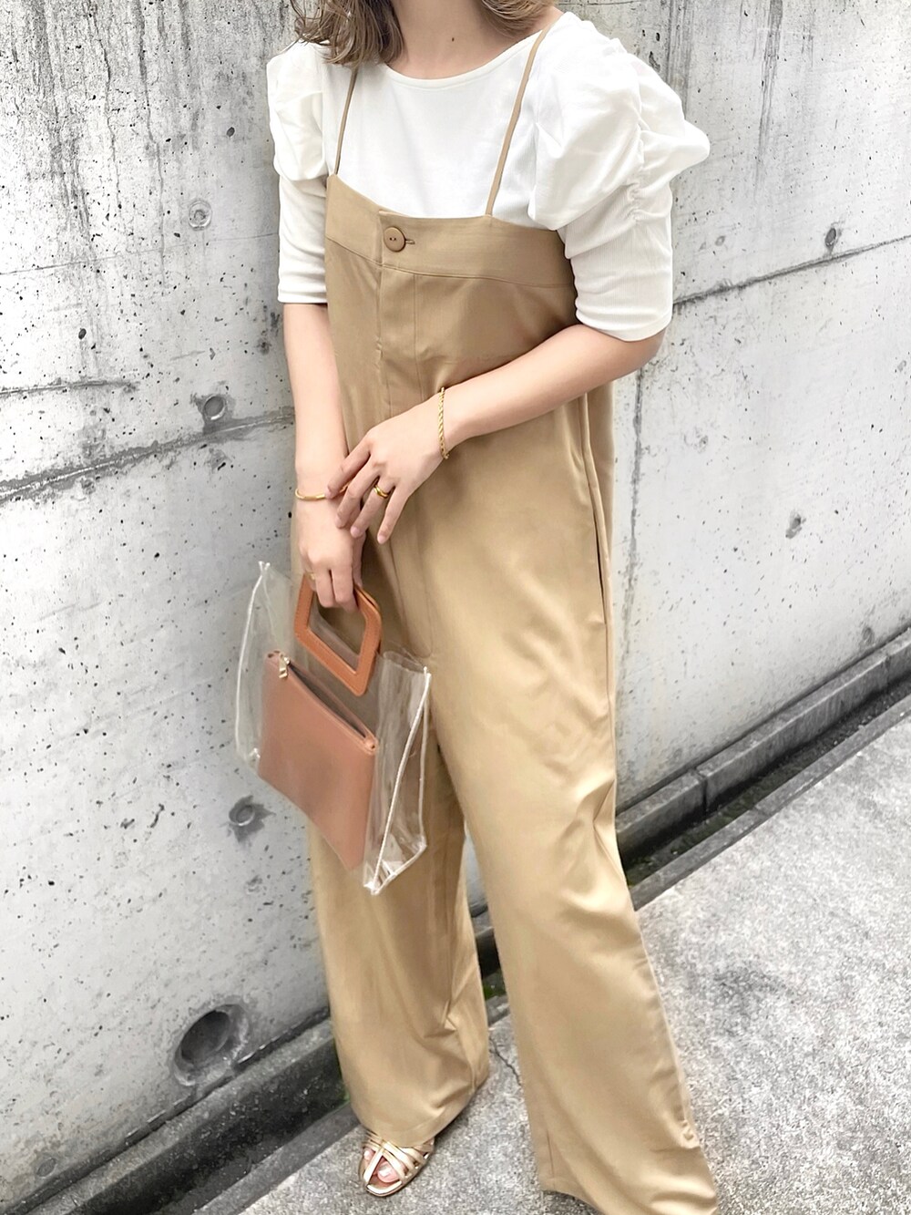 ベージュ系のサロペット/オーバーオール、ホワイト系のTシャツ/カットソー、ブラウン系のバッグを着用したレディースの夏コーディネートの5枚目の写真