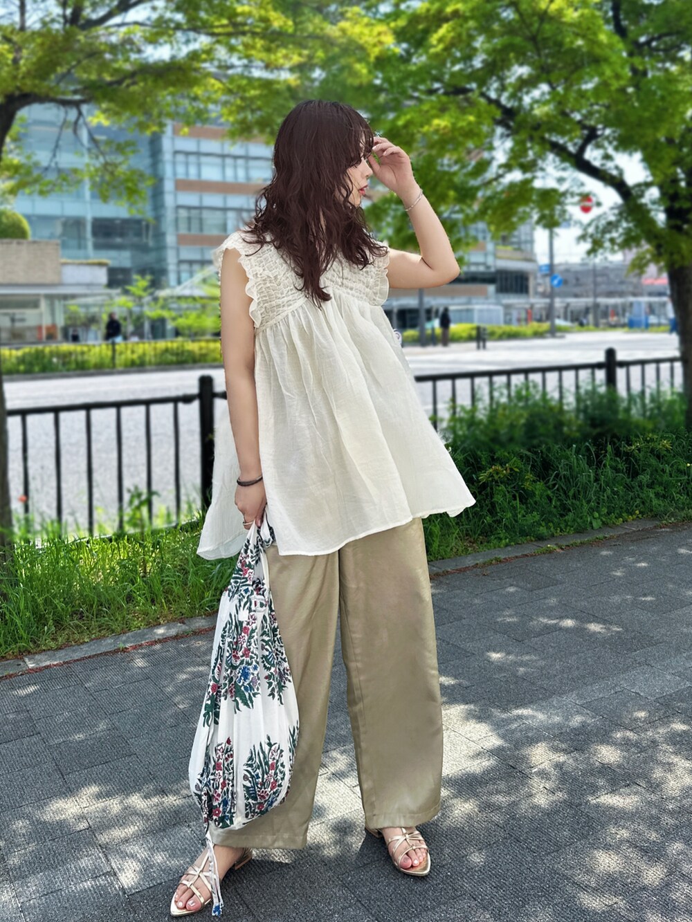 ホワイト系のワンピース、ベージュ系のその他パンツ、ホワイト系のバッグを着用したレディースの春コーディネートの3枚目の写真