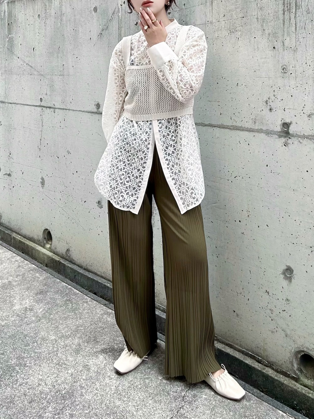 グリーン系のその他パンツ、その他のその他を着用したレディースの夏コーディネートの2枚目の写真