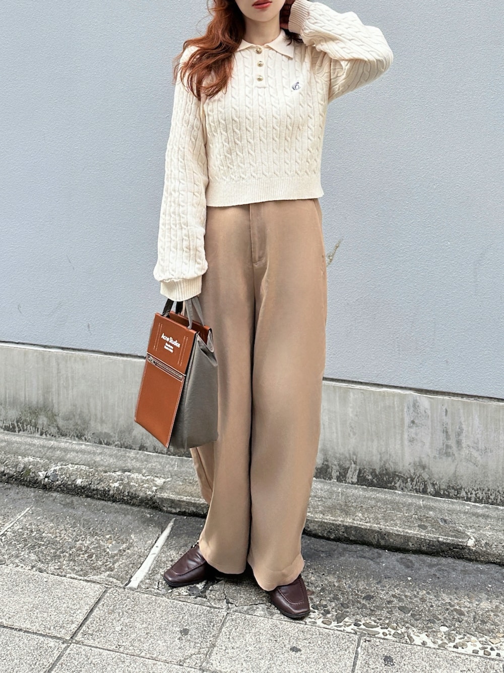 ホワイト系のニット/セーター、ベージュ系のその他パンツ、ブラウン系のローファーを着用したレディースの秋コーディネートの2枚目の写真