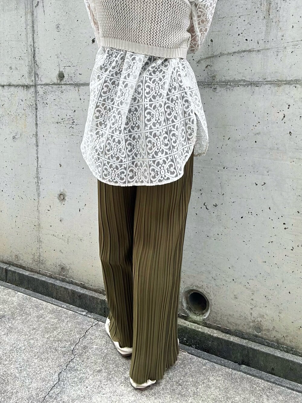 グリーン系のその他パンツ、その他のその他を着用したレディースの夏コーディネートの5枚目の写真