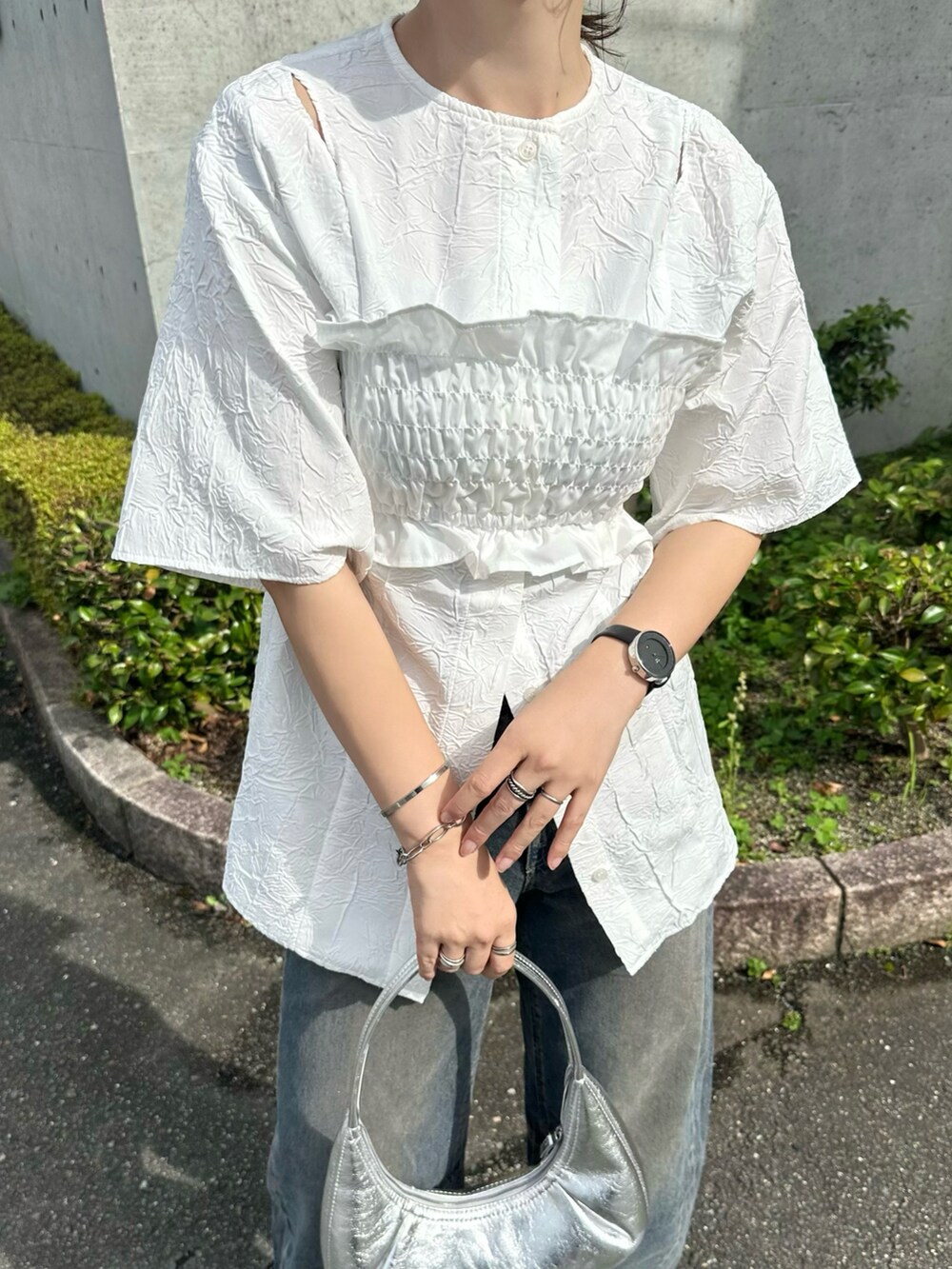 ホワイト系のTシャツ/カットソー、ブルー系のデニムパンツ、シルバー系のバッグを着用したレディースの夏コーディネートの3枚目の写真