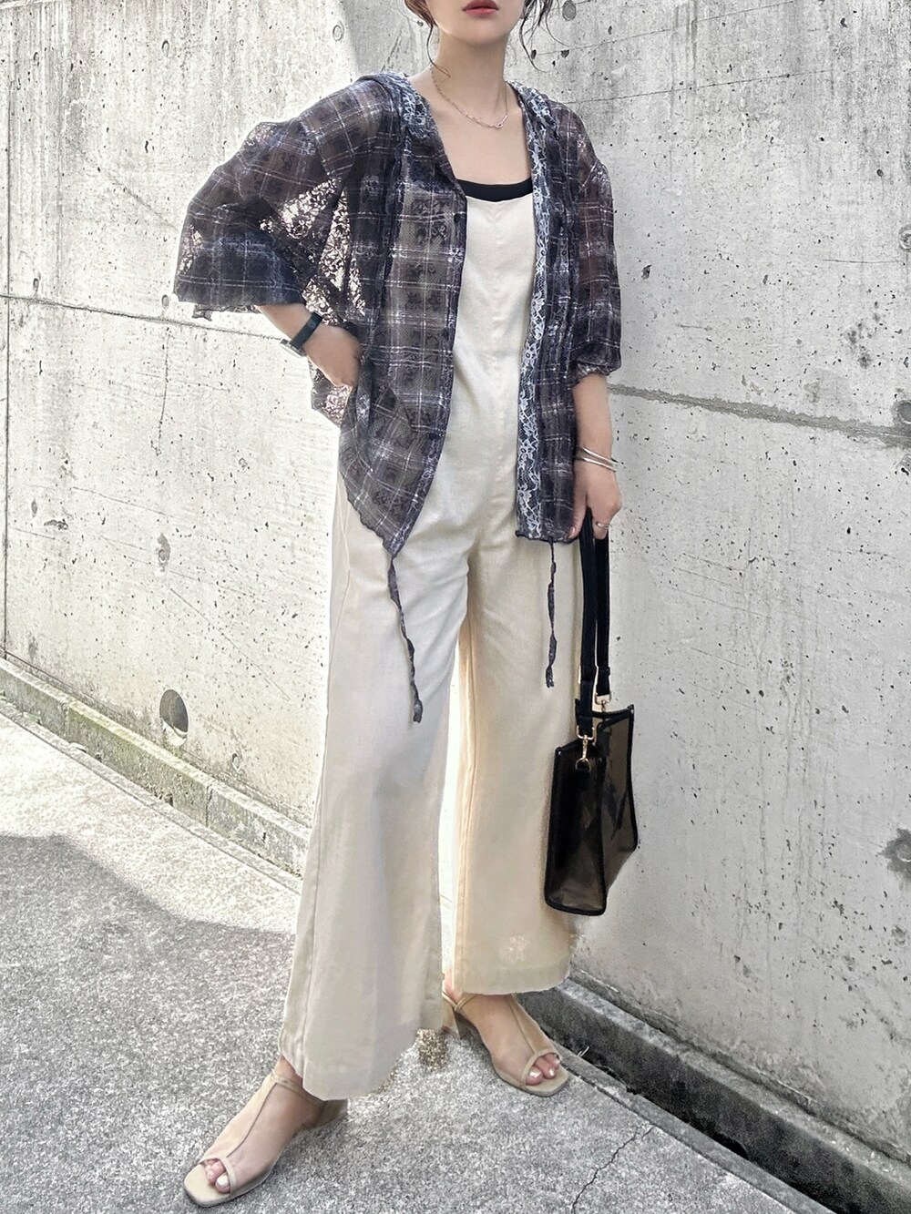 ブラック系のTシャツ/カットソー、ホワイト系のサロペット/オーバーオール、ブラック系のショルダーバッグを着用したレディースの夏コーディネートの2枚目の写真