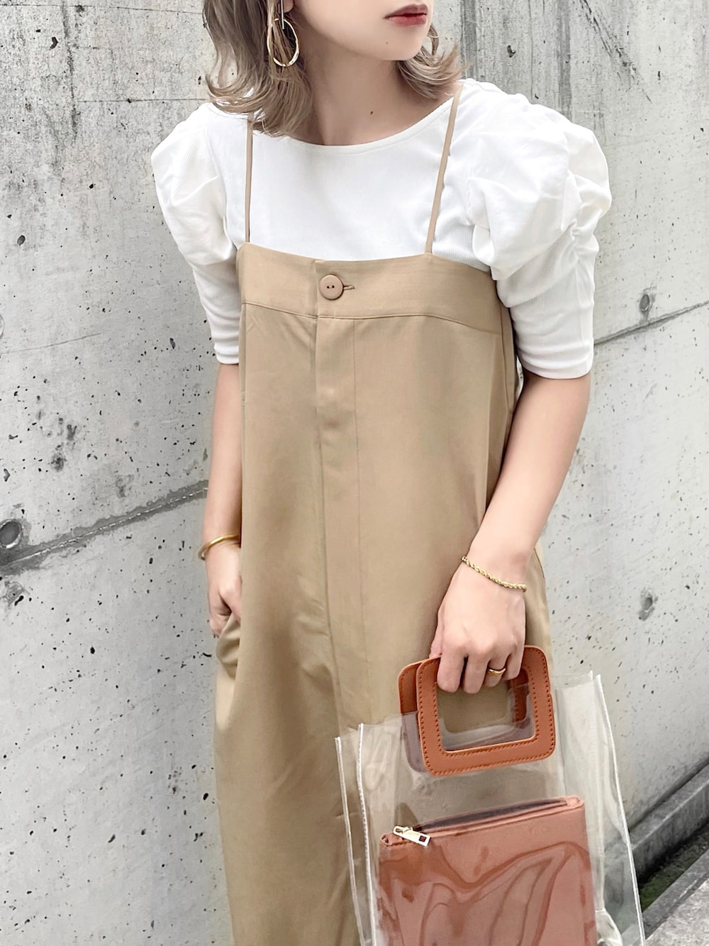 ベージュ系のサロペット/オーバーオール、ホワイト系のTシャツ/カットソー、ブラウン系のバッグを着用したレディースの夏コーディネートの4枚目の写真