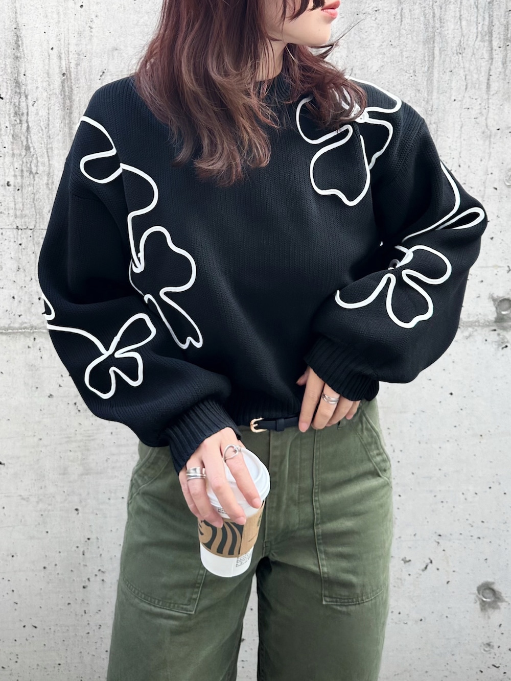 ブラック系のニット/セーター、グリーン系のその他パンツ、ブラウン系のスニーカーを着用したレディースの冬コーディネートの3枚目の写真