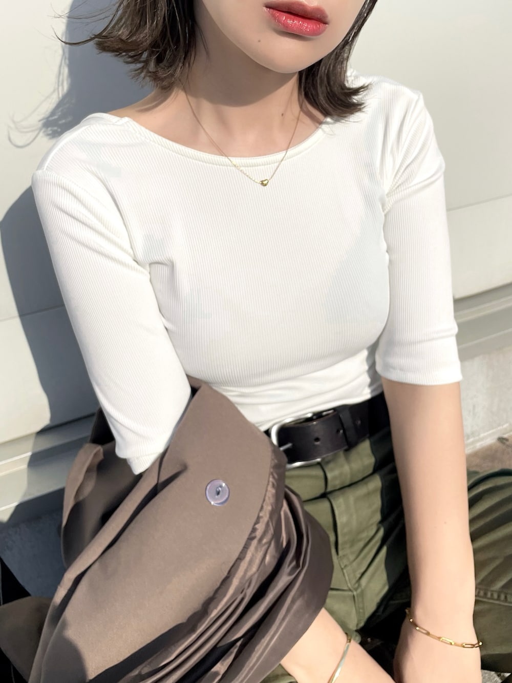 ホワイト系のTシャツ/カットソー、ブラウン系のテーラードジャケット、グリーン系のその他パンツを着用したレディースの春コーディネートの3枚目の写真