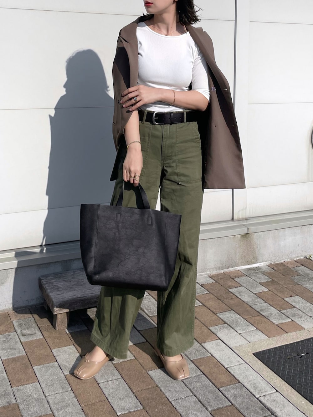 ホワイト系のTシャツ/カットソー、ブラウン系のテーラードジャケット、グリーン系のその他パンツを着用したレディースの春コーディネートの2枚目の写真