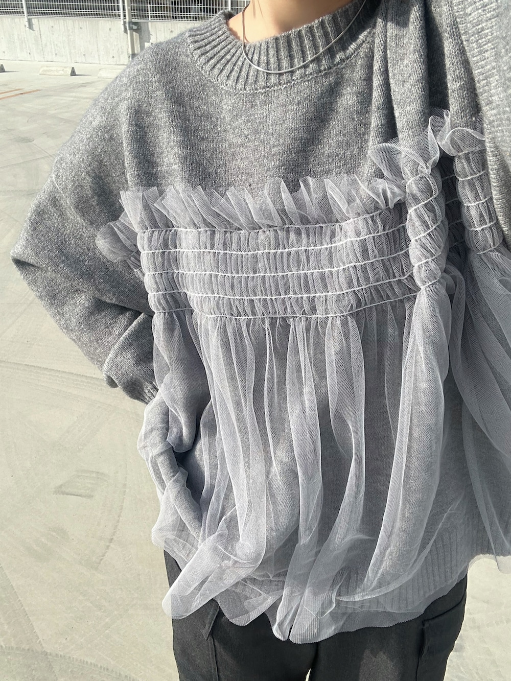 グレー系のニット/セーター、ブラック系のブーツ、その他のその他を着用したレディースの冬コーディネートの5枚目の写真